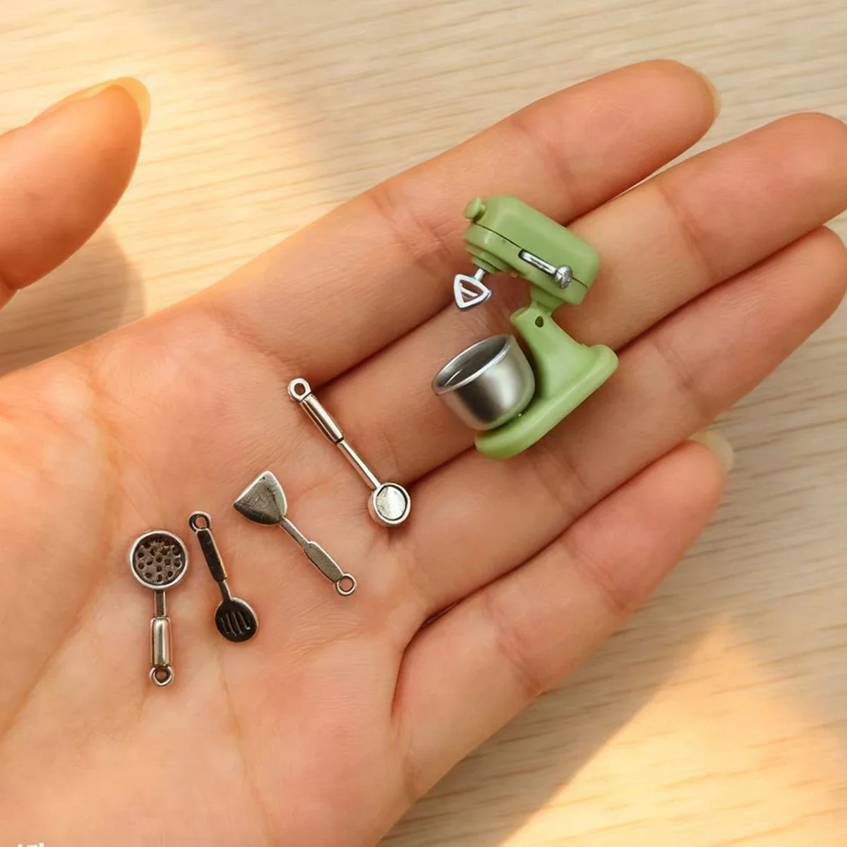 1 set of Christmas decoration miniature kitchen scene blender set, collectible for miniature enthusiasts.photography props
